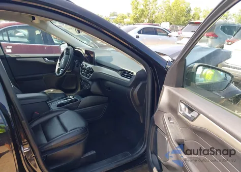 2021 Ford Escape Sel z USA, uszkodzony, nr VIN 1FMCU9H65MUB22488